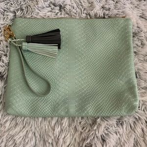 Large wristlet